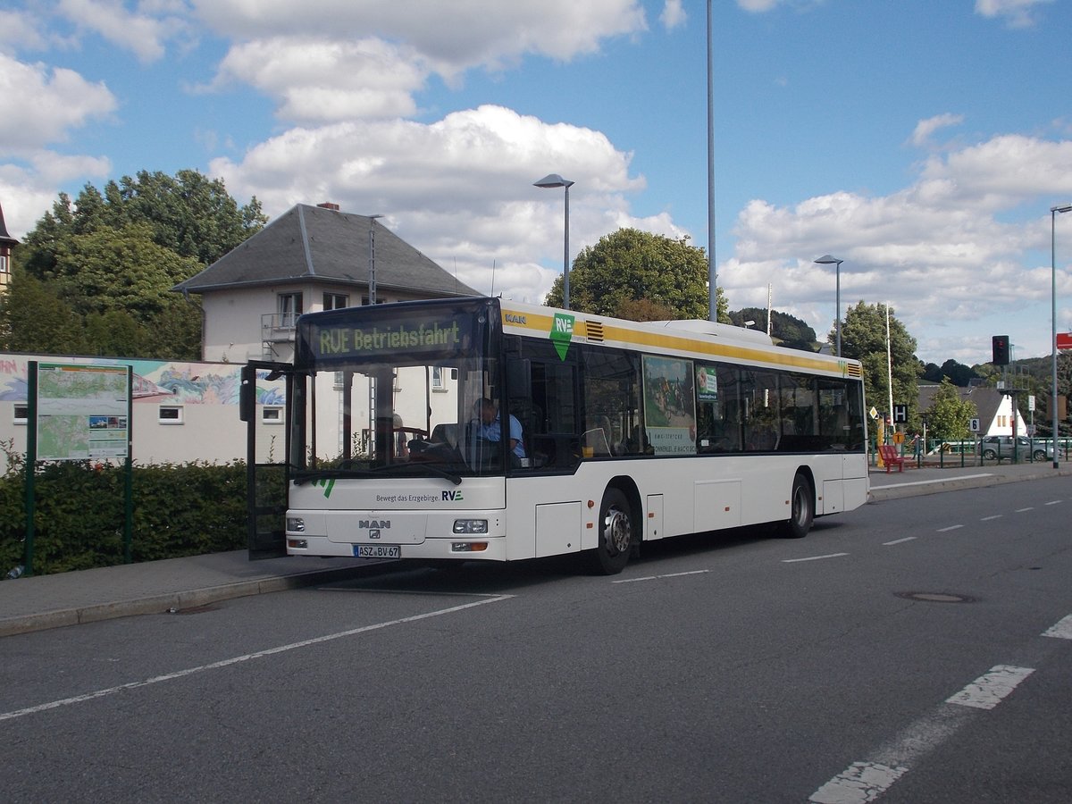 ASZ-BV 67 / Wagen 32-8131 / MAN NL 313 (dreitürig) / Schwarzenberg, Busbahnhof + Bahnhof